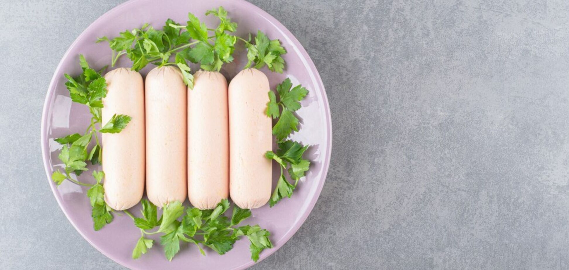 Только специи и мясо: как приготовить вкусные домашние сосиски для детей