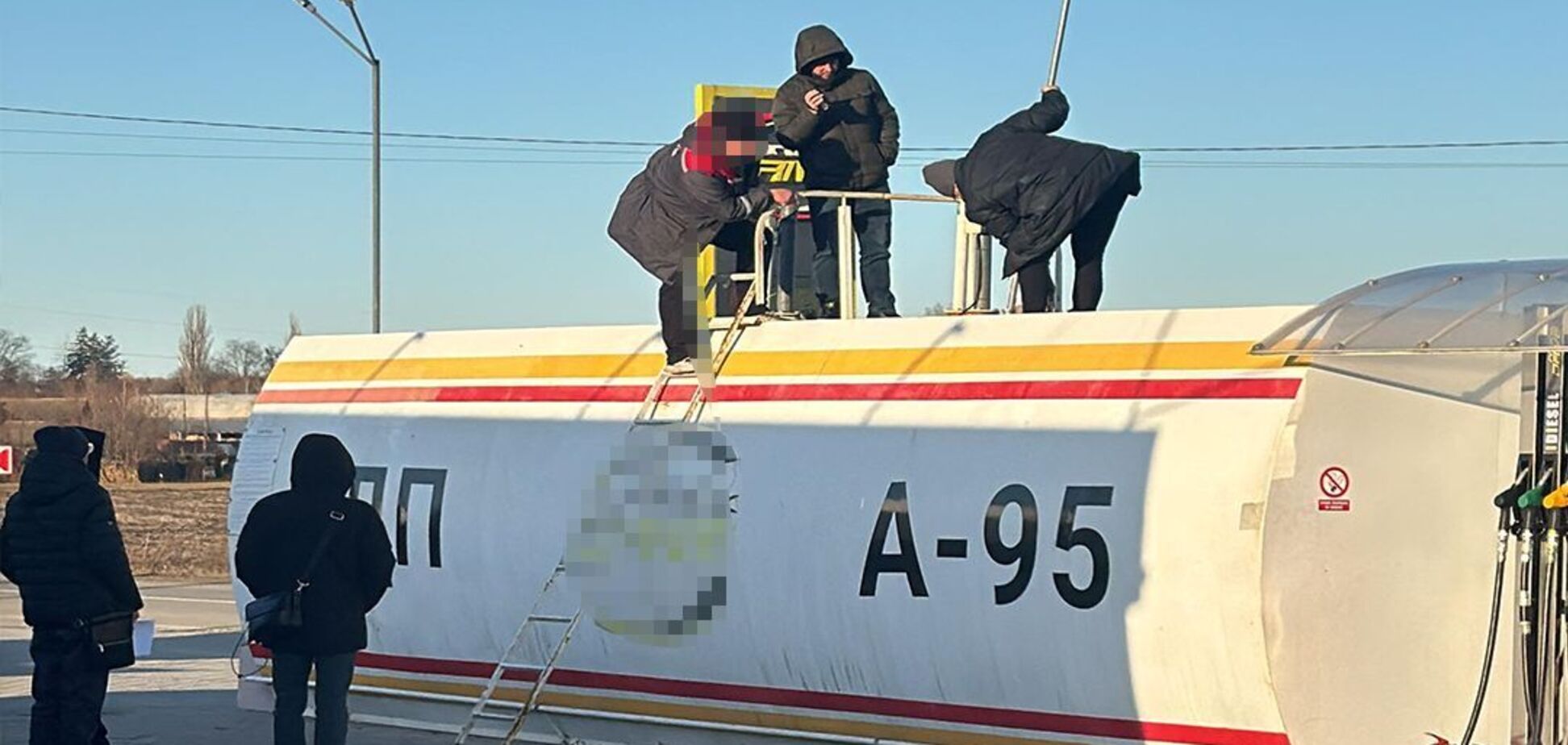 На АЗС украинцам вместо топлива заливали фальсификат