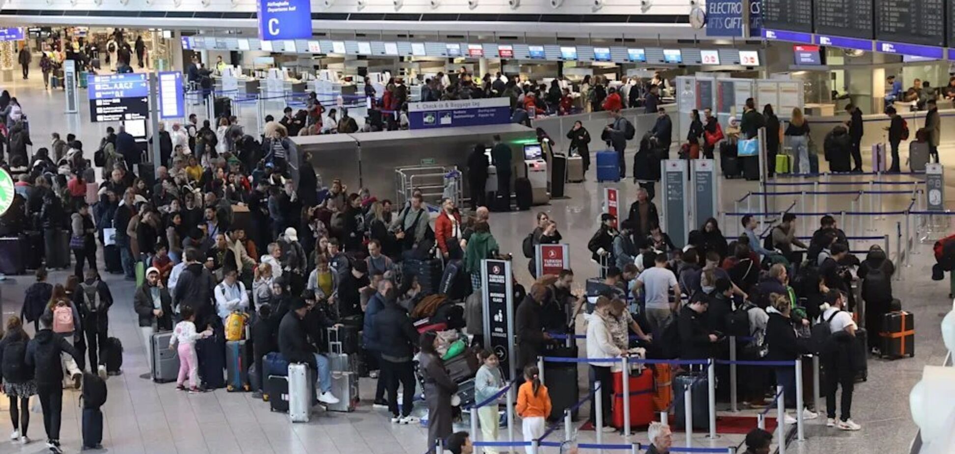 В аэропортах Германии огромные очереди, люди не могут въехать в страну: в чем причина