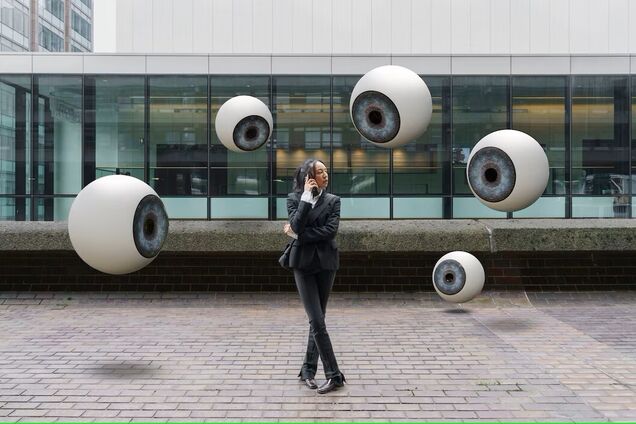 Що відбувається з вашим мозком, коли ви знаєте, що за вами спостерігають