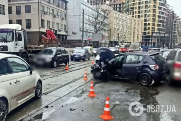 В Киеве по улице Глубочицкой произошла масштабная авария: на месте медики и полиция. Подробности, фото и видео