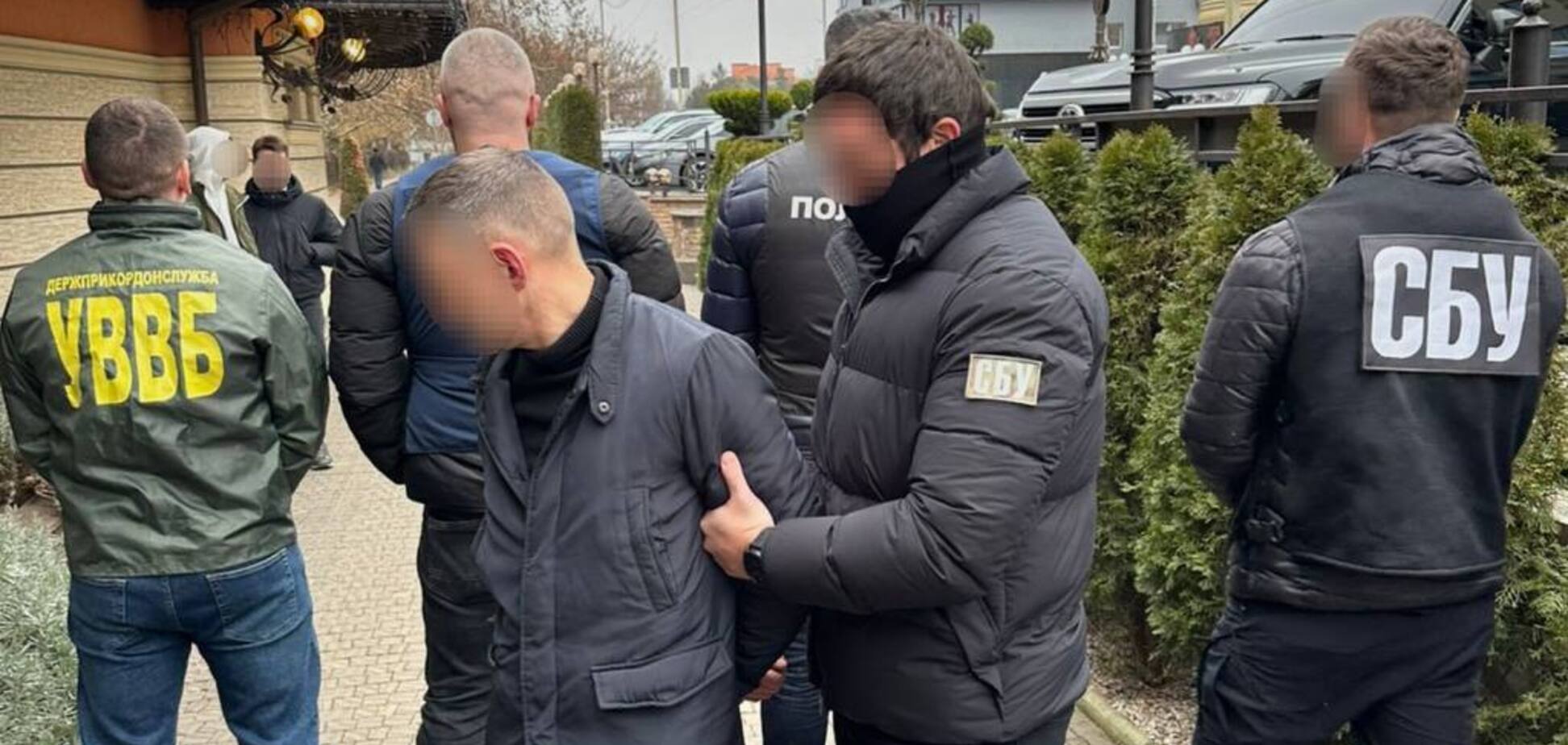 Прокладывал маршрут в Венгрию: на Закарпатье разоблачили пограничника, который помогал мужчинам выехать из Украины. Фото