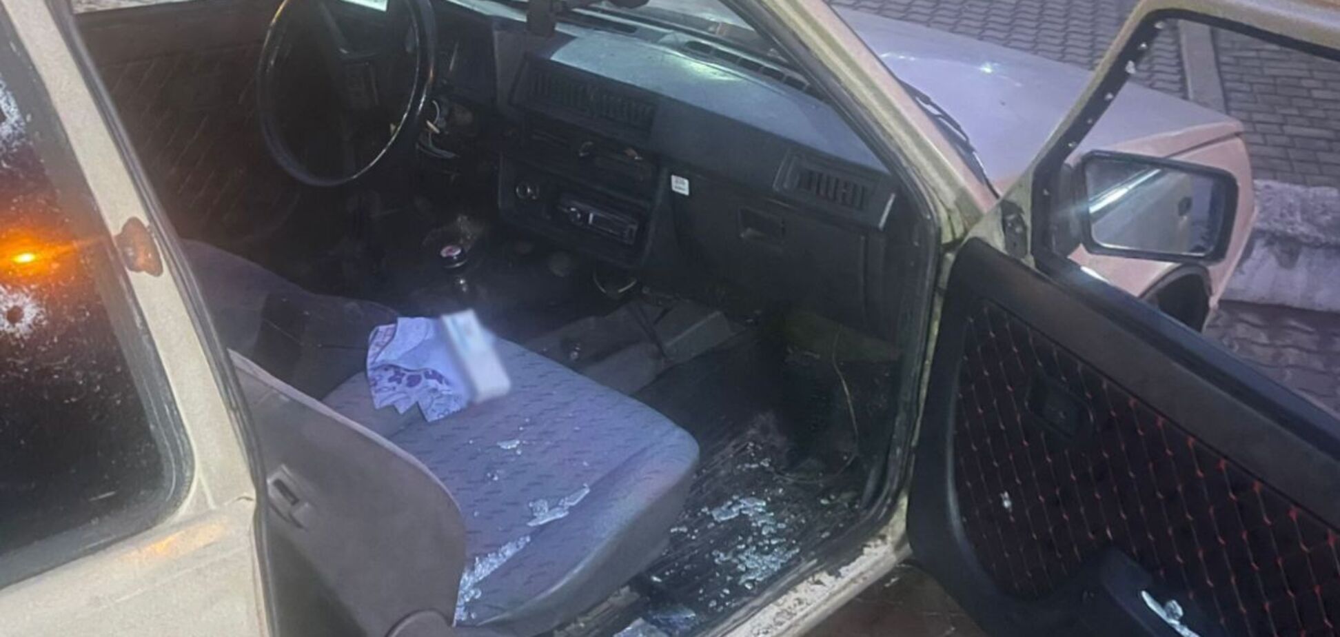 На Одещині чоловік кілька разів вистрілив в авто, яке проїжджало біля його дому: є поранений. Фото