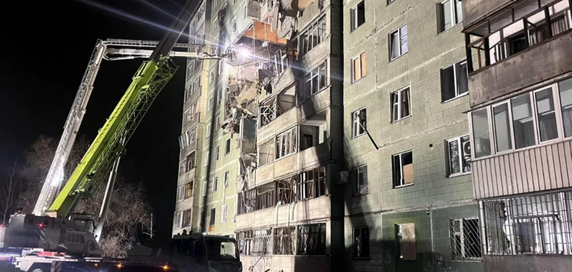 'Ужасное российское преступление': Зеленский отреагировал на удар по многоэтажке в Сумах, в результате которого погибли четыре человека. Видео