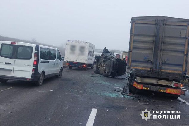 На Черкащині сталася ДТП за участі семи авто, постраждала жінка. Фото