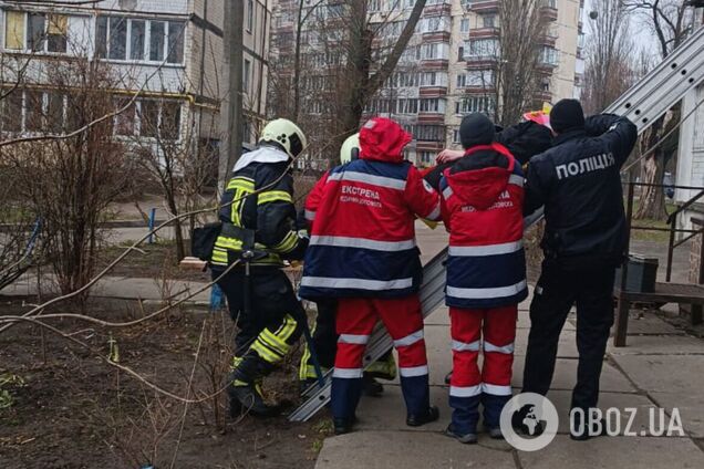 В Киеве мужчина выпал с балкона многоэтажки и выжил. Подробности, фото и видео