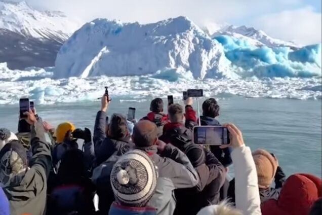 Удивительное зрелище: айсберг перевернулся в Аргентине на глазах у туристов. Видео