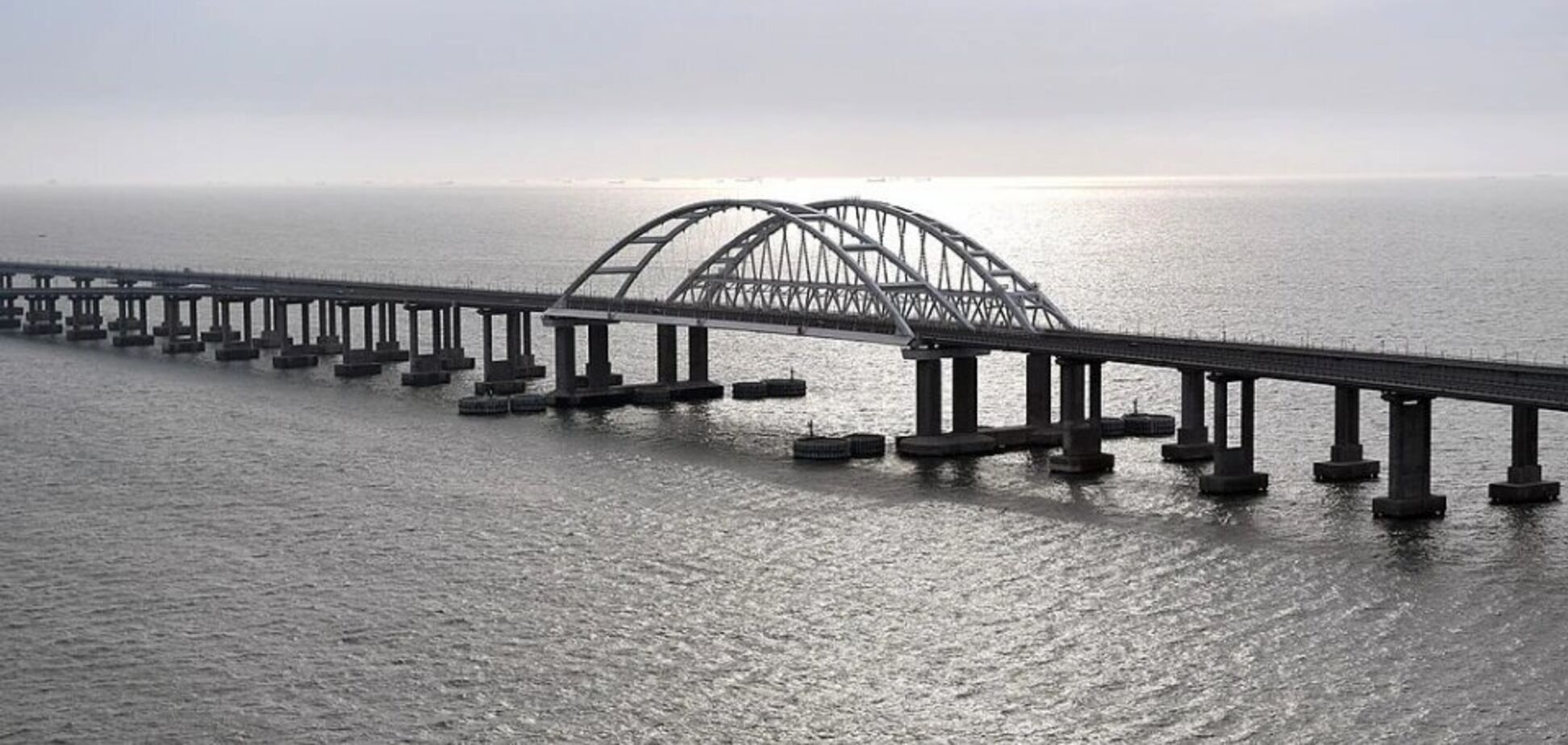 Оккупанты запретили проезд по Керченскому мосту в сторону Крыма: кого это касается