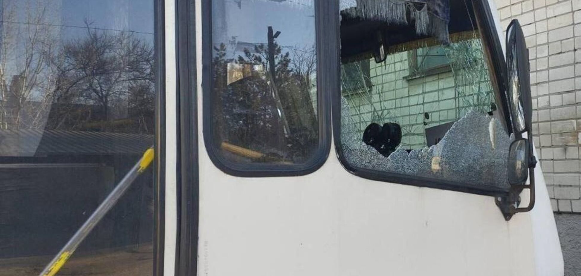 В Херсоне под вражеский обстрел попал автобус с людьми: фото с места