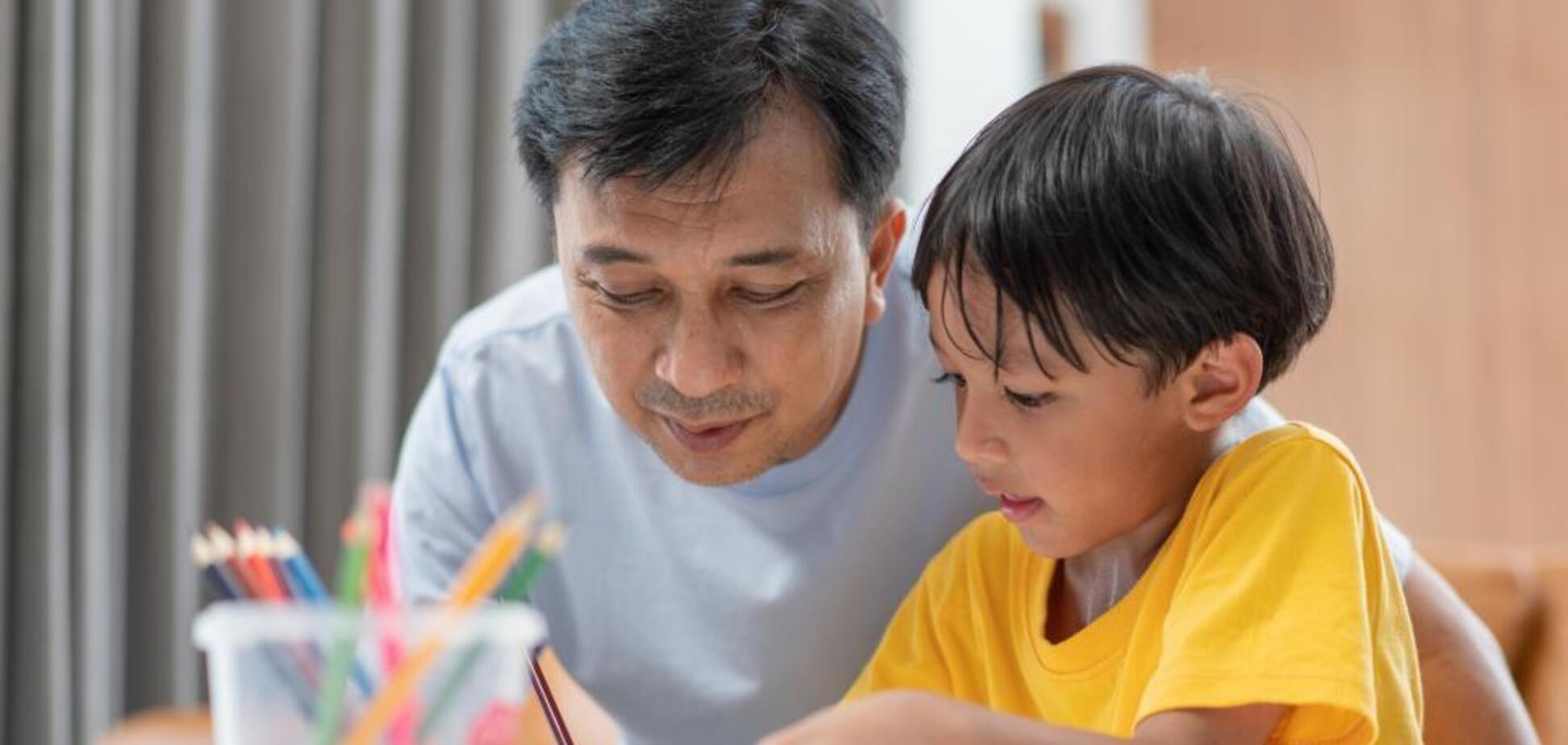 В Китае мужчина получил сердечный приступ, помогая сыну с уроками: в стране возобновили дискуссии о нагрузке на школьников