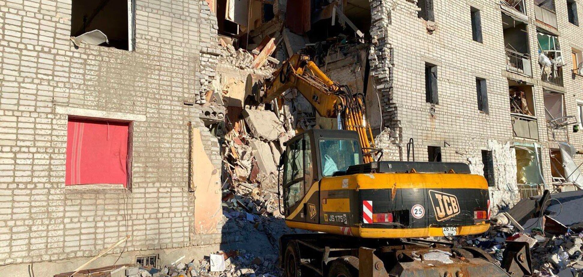 Уничтожен весь подъезд: появились фото последствий попадания КАБа по многоэтажке Сумской области