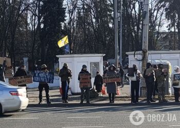 'У катівнях свят немає!': у Києві рідні вийшли на акцію підтримки полонених у Росії. Фото