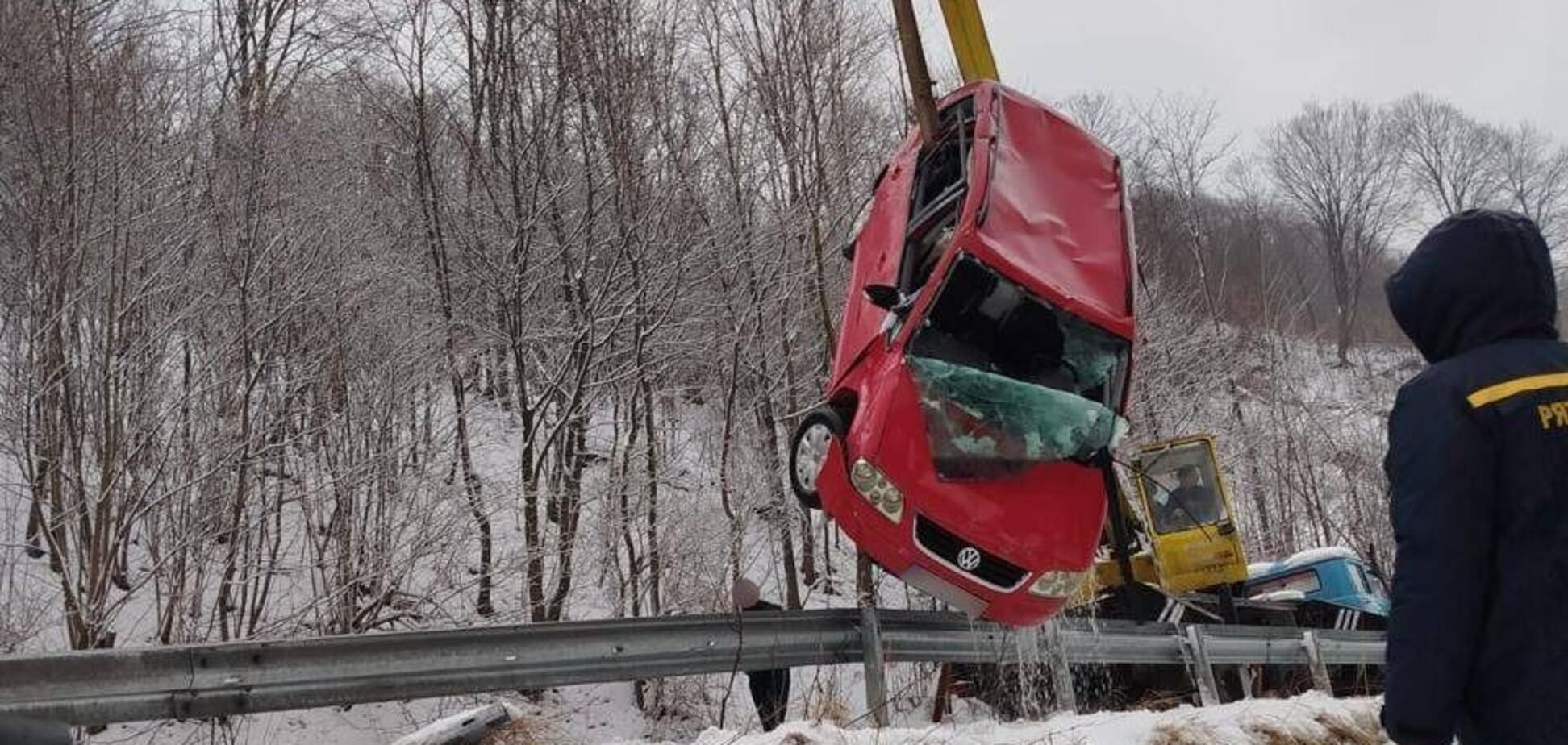 Під час руху на заокругленій ділянці дороги автомобіль злетів з траси