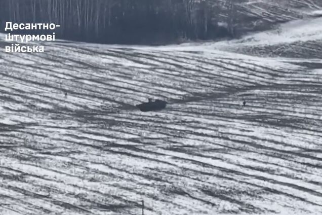 Коли закінчується БК, в хід йдуть колеса: українські десантники на БТР Stryker ефектно розправились з ворогом на Курщині. Відео
