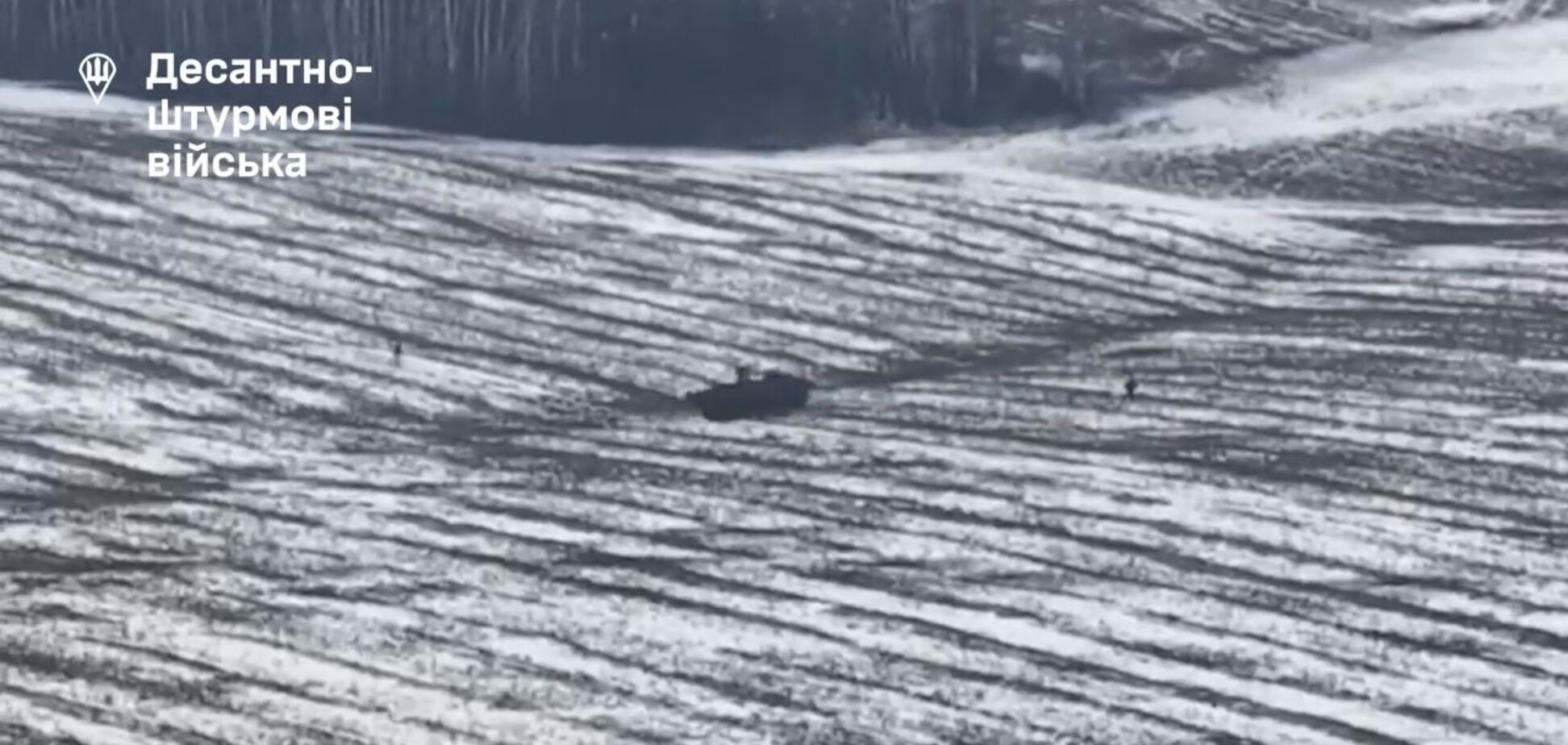 Когда заканчивается БК, в ход идут колеса: украинские десантники на БТР Stryker эффектно расправились с врагом на Курщине. Видео