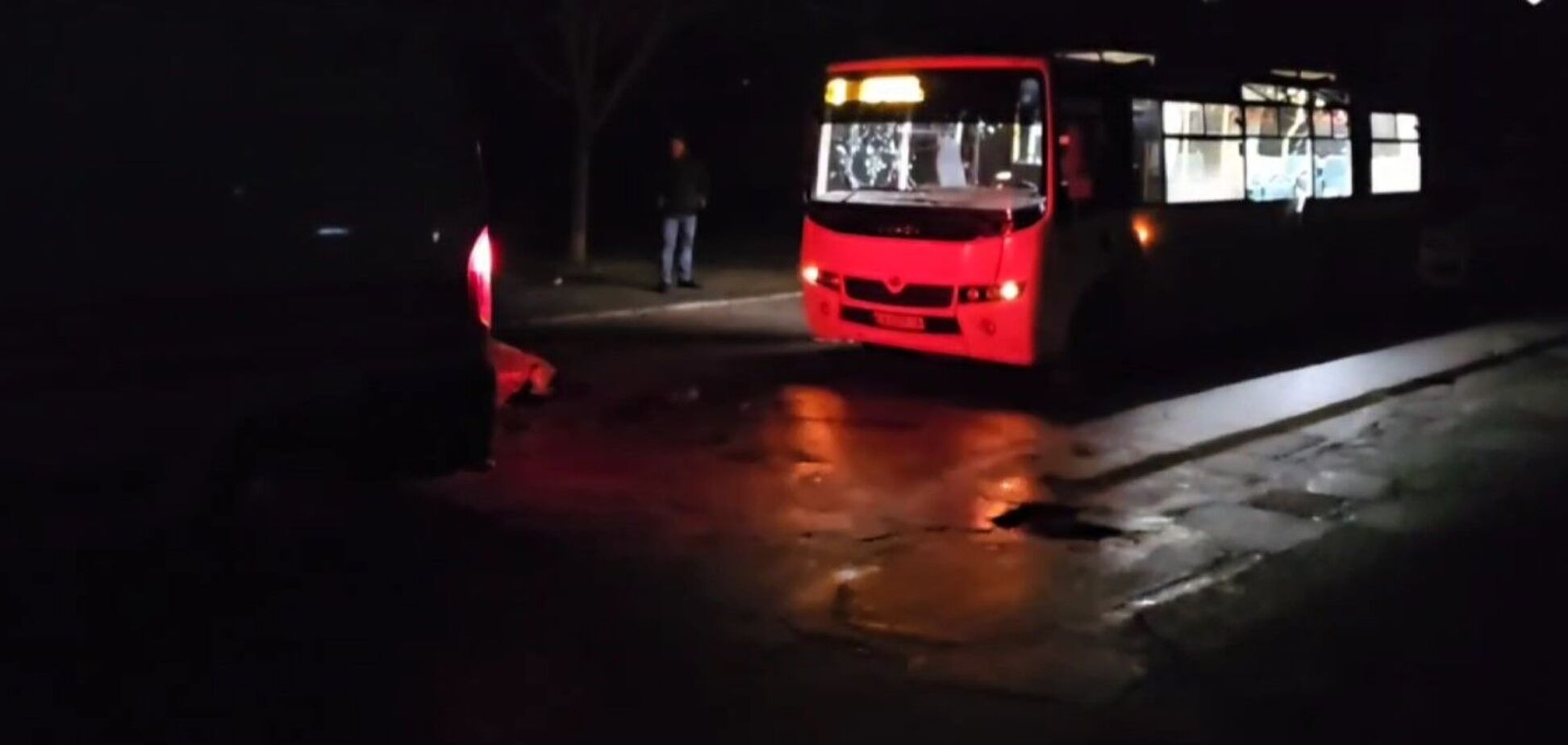Росіяни атакували дроном маршрутку в Херсоні: є загиблий і багато поранених. Відео