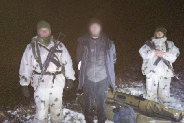 Заплатил $8500: пограничники задержали мужчину, пытавшегося пересечь Тису на резиновой лодке. Фото