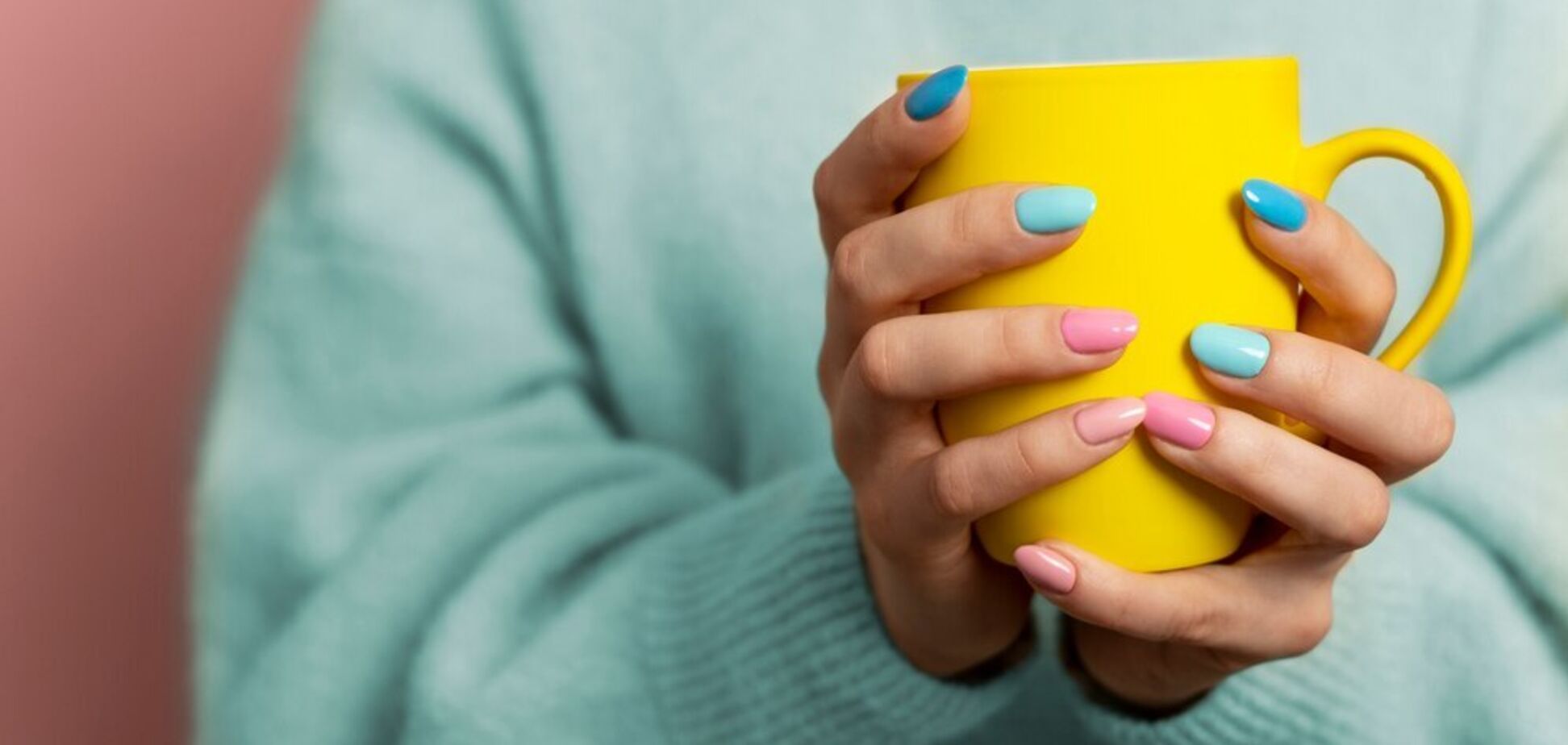 Самые модные цвета маникюра 2025 года: от 'королевского' синего до лавандового