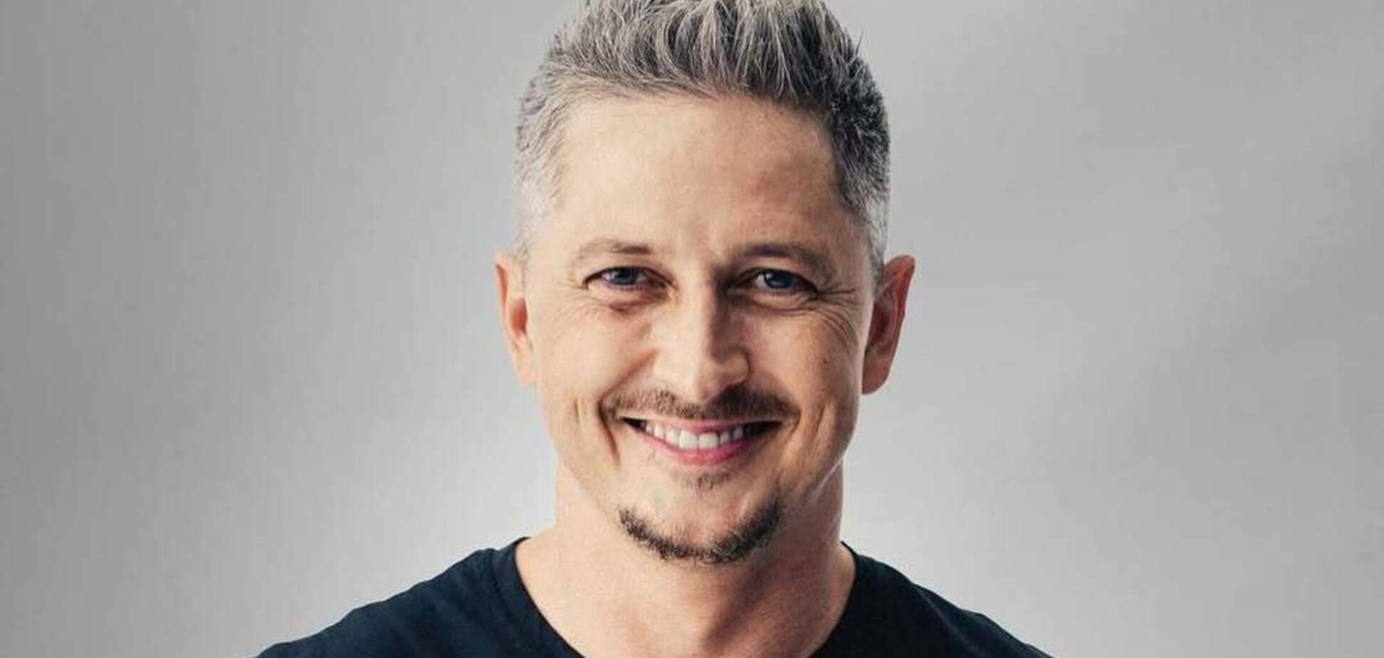 Сивий і весь в татуюваннях: Педан на Водохреще занурився в крижаний Дніпро та дав настанову кожному українцю. Відео