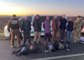 Готувалися до 'запливу' через Дністер: прикордонники затримали чоловіків, які збирались незаконно перетнути кордон. Фото і відео