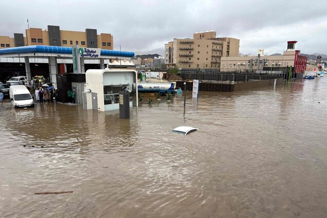 У Саудівській Аравії потужні зливи затопили Мекку та Медіну: вулиці перетворилися на річки, вода змивала авто. Відео