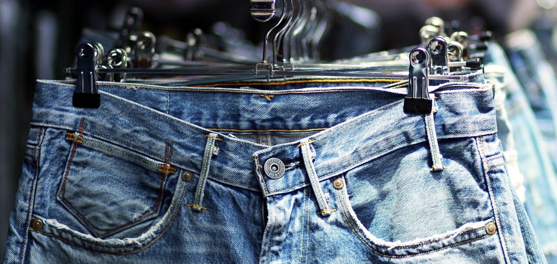 Стилистка назвала джинсы, портящие фигуру