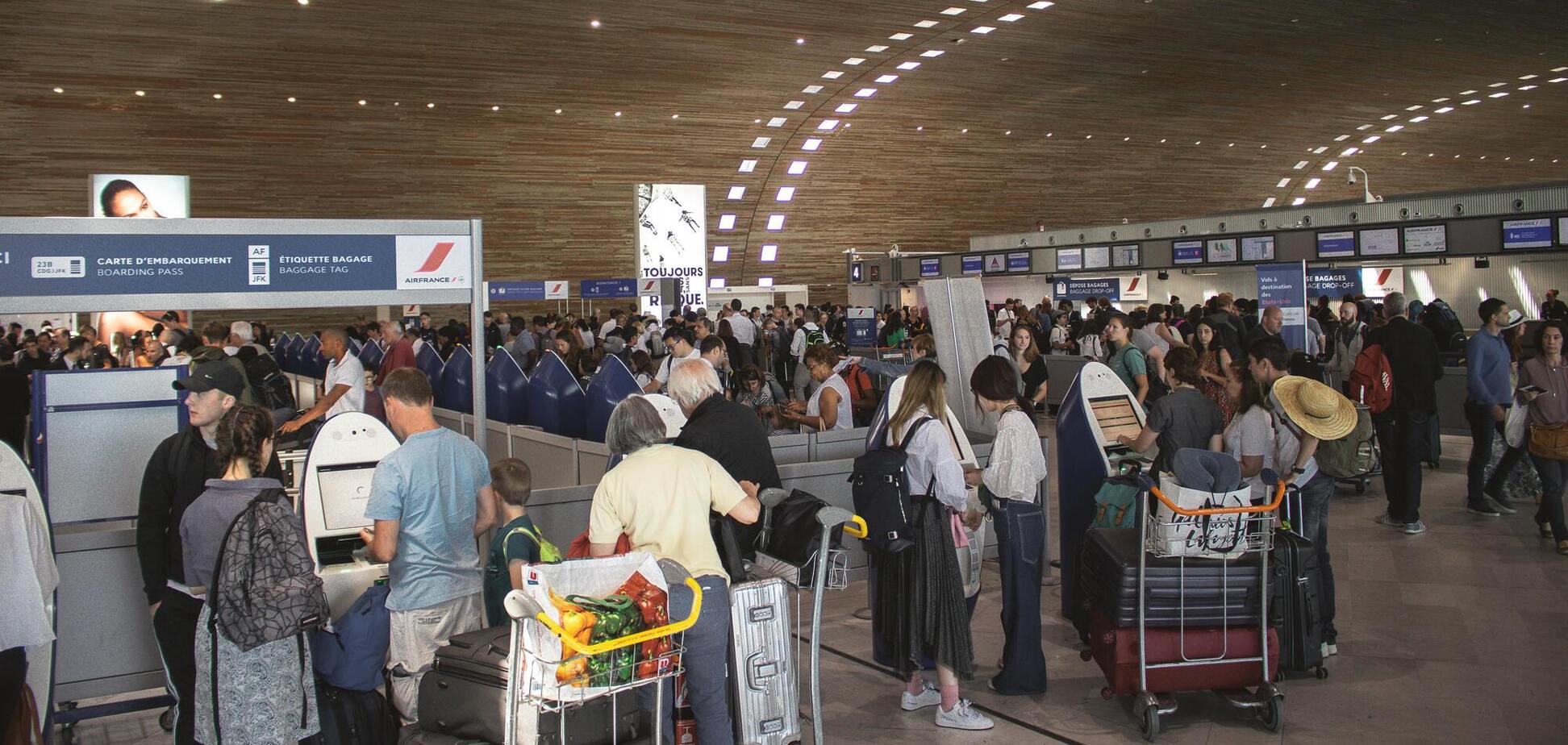 Зніміть це негайно: який одяг і чому не можна носити під час перельоту