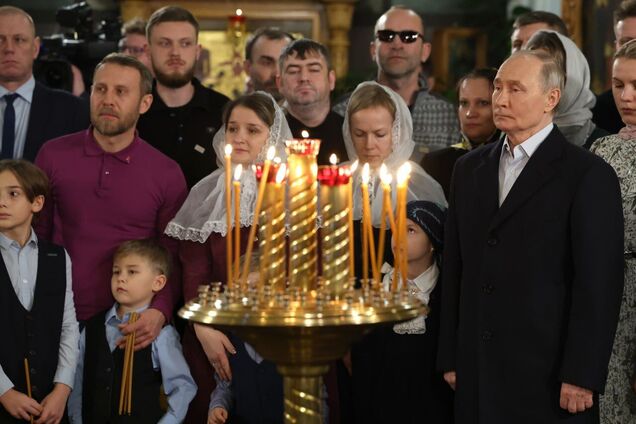 'Нового двійника склеїли?' Путін засвітився на різдвяному фото в оточенні 'нової еліти', але в мережі помітили нюанс