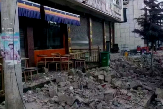 В Тибете произошло мощное землетрясение: число погибших достигло 126 человек, еще 188 пострадали. Фото и видео