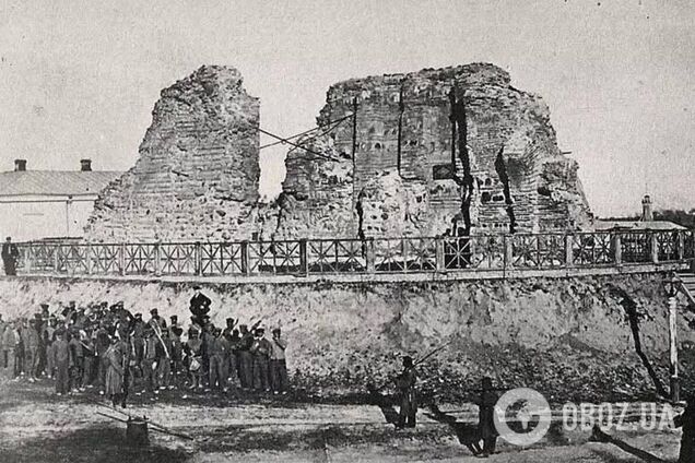 В'язні замість комунальників: роботи з благоустрою біля Золотих воріт у 1860-х роках. Унікальне фото