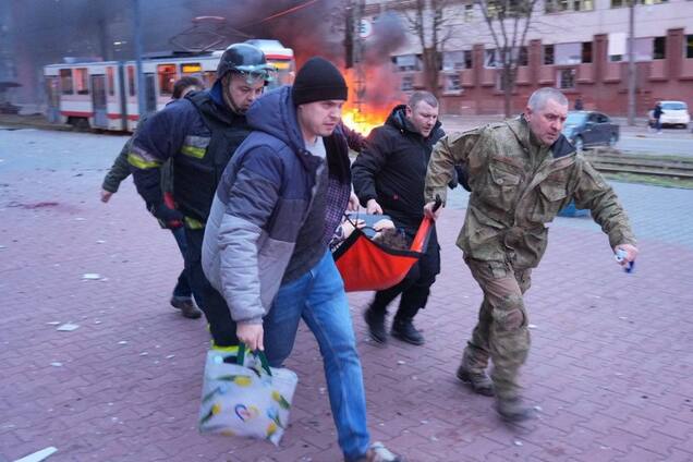 Россияне атаковали промышленный объект в Запорожье, 13 погибших и 122 раненых: все подробности. Фото и видео