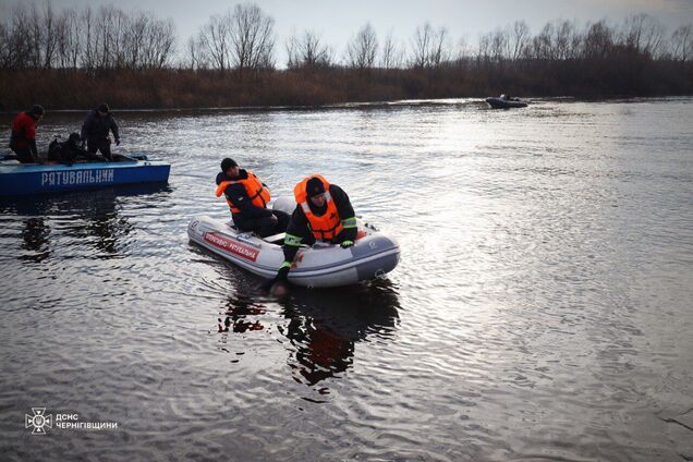 Водолазы обнаружили тело мужчины, который накануне провалился под лед на Черниговщине: поиски ребенка продолжаются. Фото