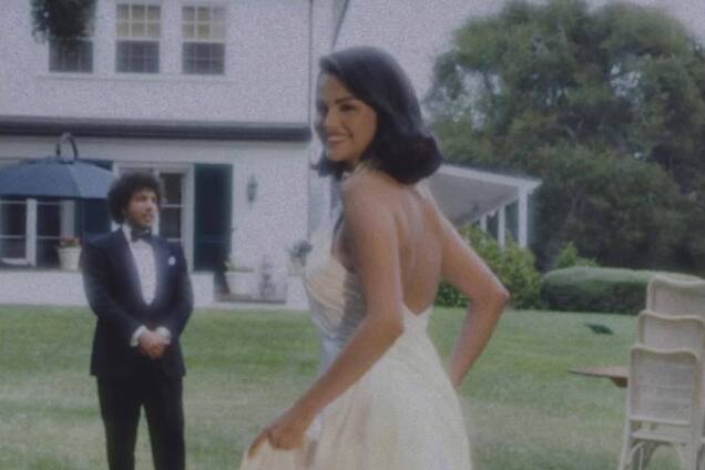 Букет конвалій і напівпрозоре мереживо: Селена Гомес уперше зблизька показала три свої весільні сукні та здивувала вибором бренду. Фото