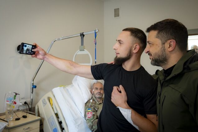 Зеленський зустрівся з воїнами, які проходять лікування після поранень, і вручив нагороди. Відео