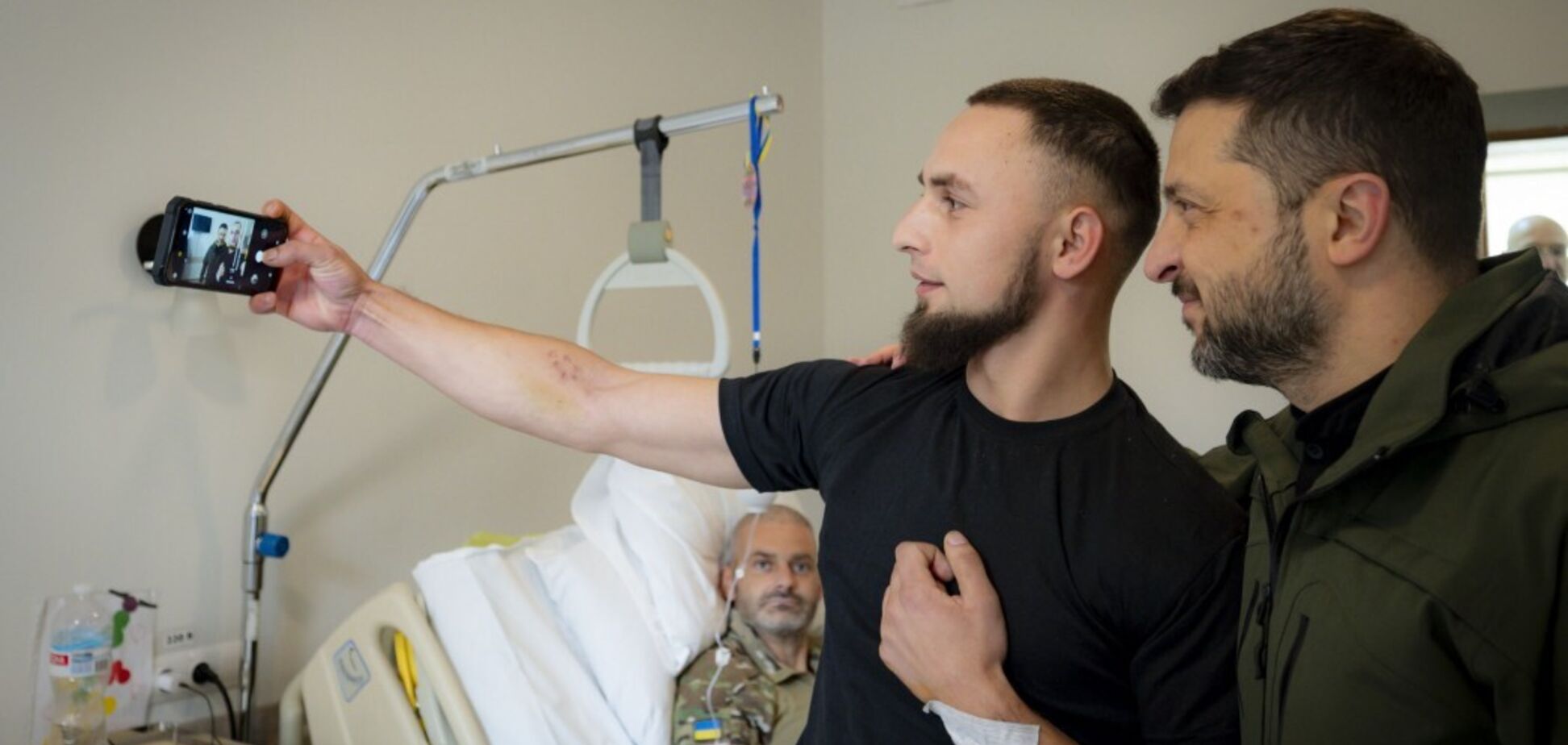 Зеленский встретился с воинами, которые проходят лечение после ранений, и вручил награды. Видео