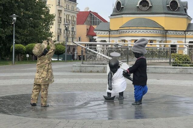Скульптуры малышей-основателей Киева переодели в честь Дня защитников и защитниц. Фото