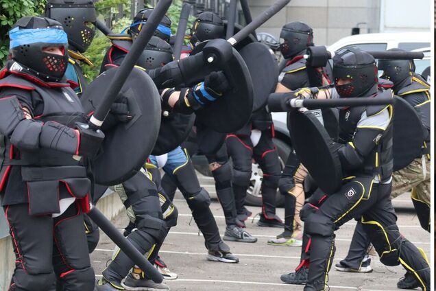 Помогает сбросить агрессию: как происходит реабилитация ветеранов средневековым боем