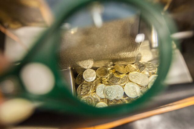 Иллюстрация - монеты 50 копеек под лупой