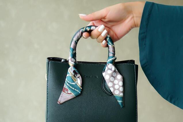 Почему подвески на сумку стали хитом: как стилизовать, чтобы быть в тренде