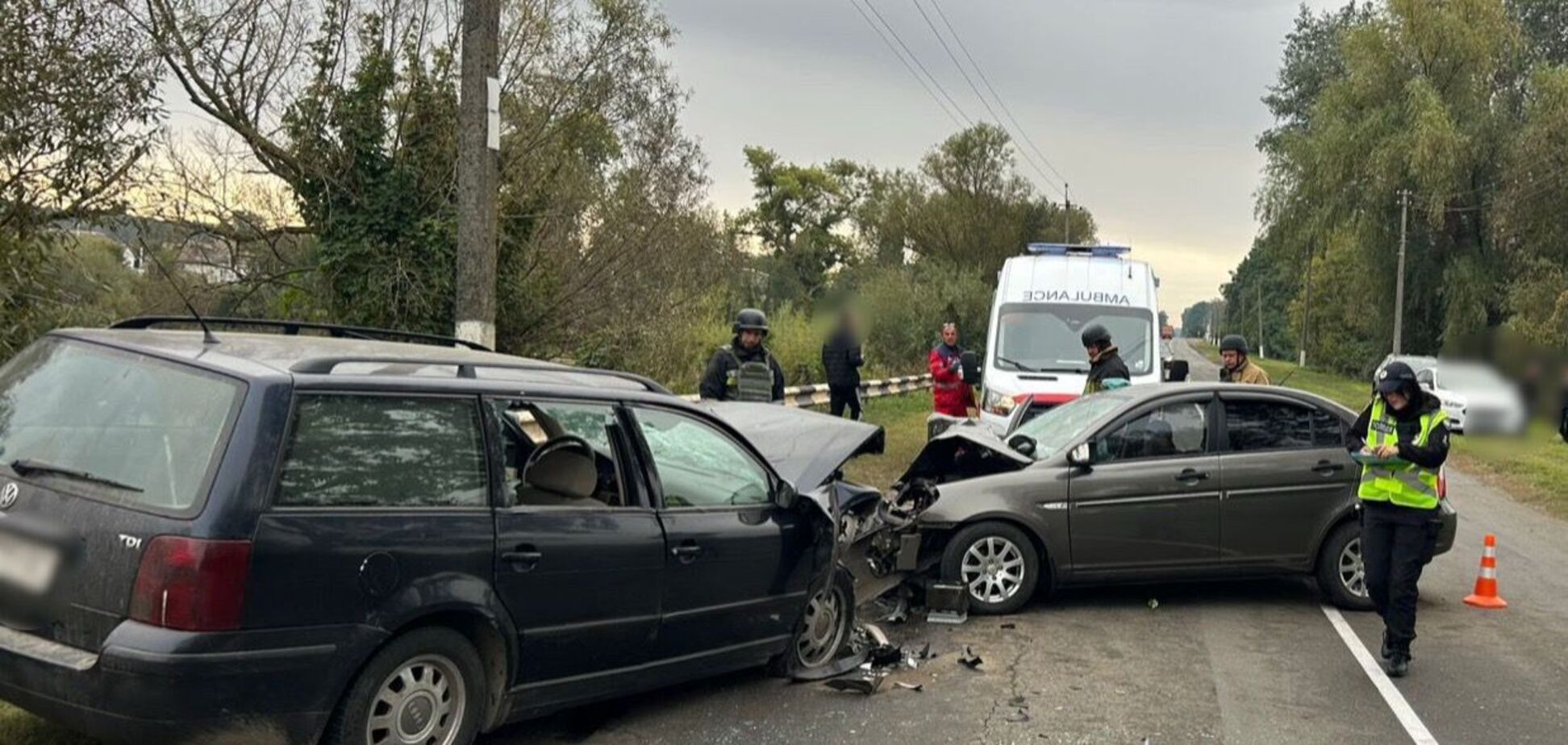 На Київщині внаслідок лобового зіткнення легковиків є загиблий та постраждалі. Подробиці ДТП і фото
