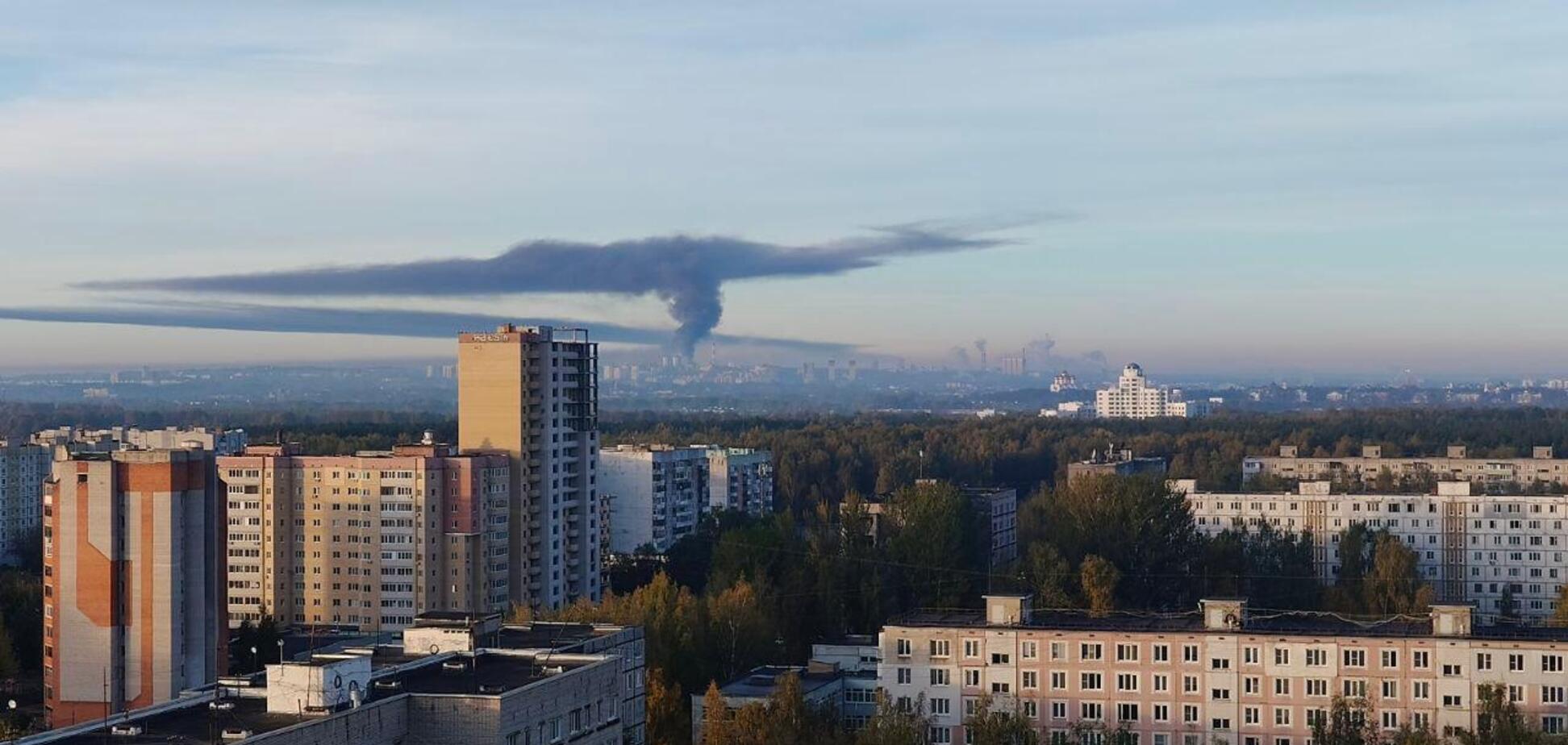 Стовп диму видно здалеку: у російському Ярославлі спалахнула потужна пожежа на НПЗ. Фото і відео