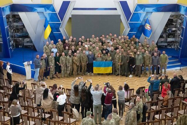 Кличко встретился в столице с киевлянами-защитниками: воины получили награды от городского головы. Фото