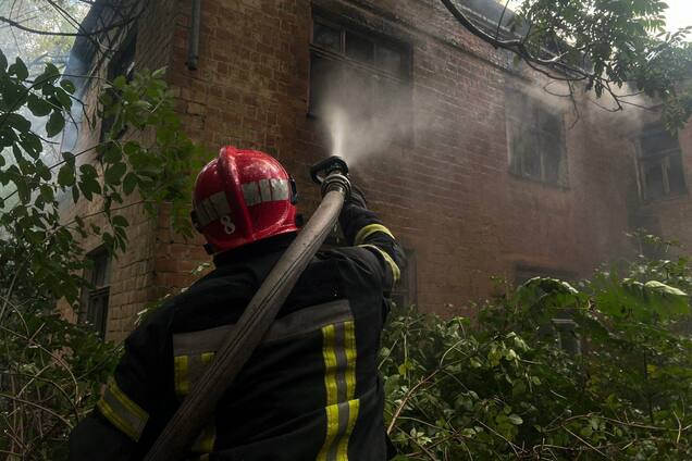 Стовп диму було видно здалеку: у Києві поблизу метро 'Деміївська' сталась пожежа. Подробиці, фото та відео