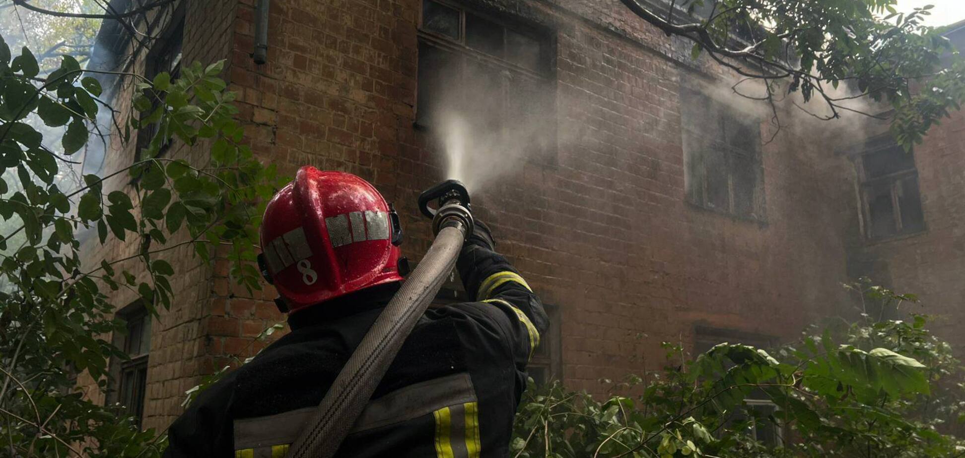 Стовп диму було видно здалеку: у Києві поблизу метро 'Деміївська' сталась пожежа. Подробиці, фото та відео