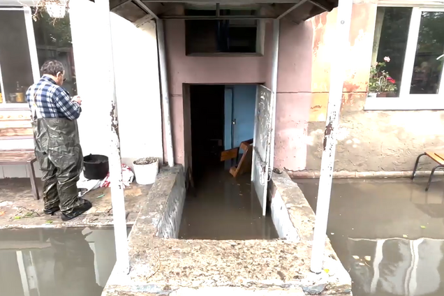 '50 сантиметров воды было в комнате, все плавает': житель Одессы рассказал о последствиях мощной непогоды. Видео