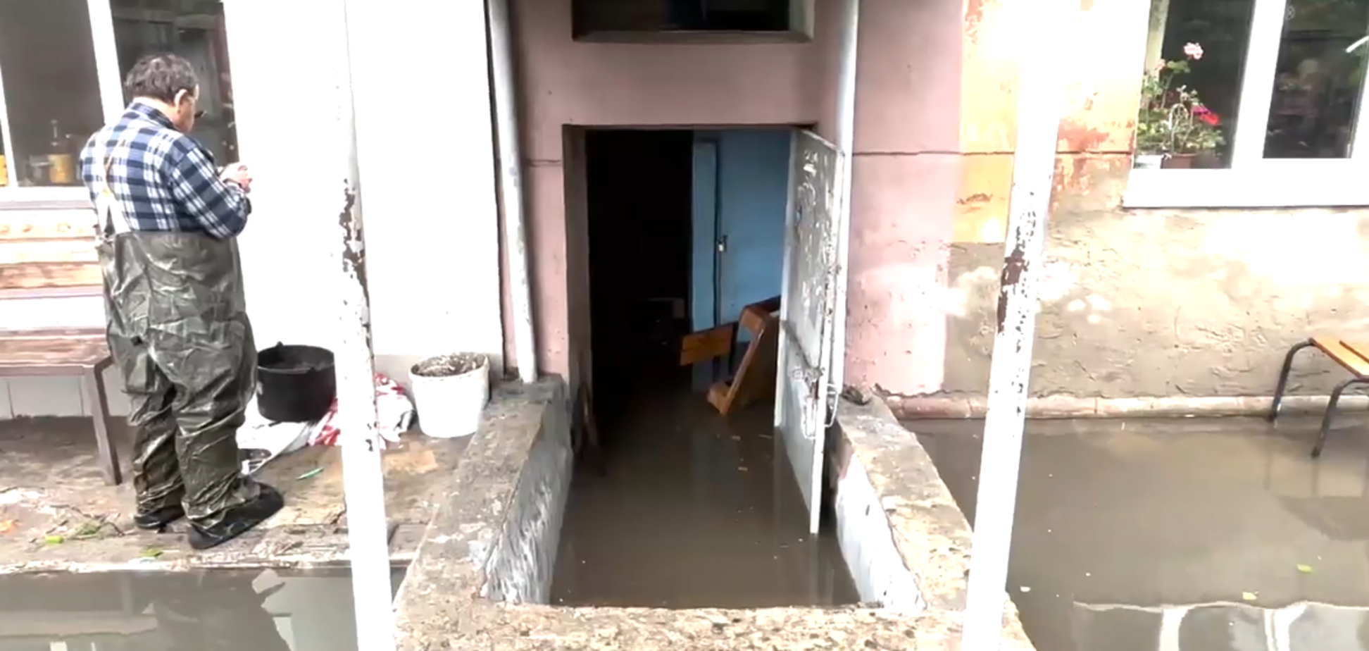 '50 сантиметров воды было в комнате, все плавает': житель Одессы рассказал о последствиях мощной непогоды. Видео