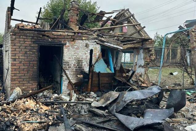 'Усе горіло, меншу доньку дістала з-під завалів': мати загиблого в Запоріжжі 7-річного хлопчика розповіла про момент російського удару. Фото