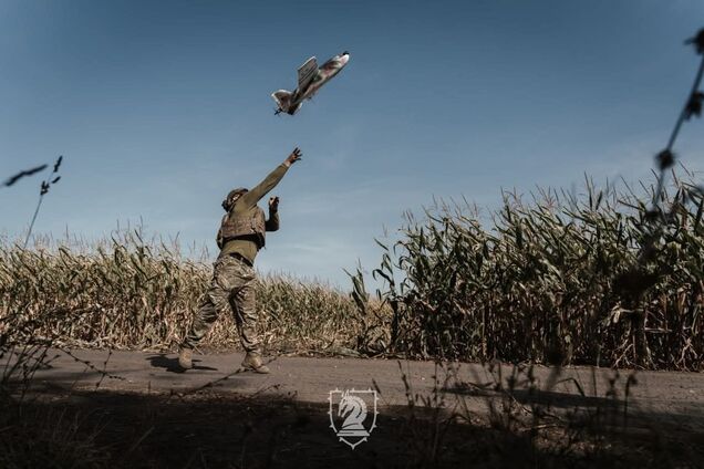 Иллюстративное фото. Военный ВСУ запускает БПЛА