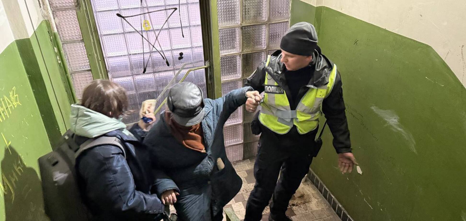 Квартира сгорела дотла: полицейский помог жителям поврежденного обстрелом дома найти частичку прошлой жизни. Фото