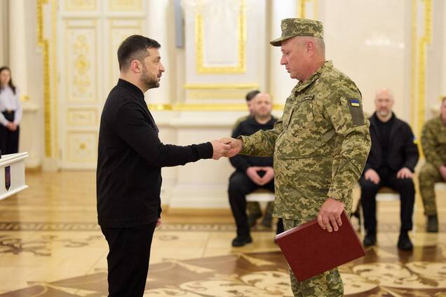 'Благодаря таким людям Украина смогла сохранить независимость': Зеленский вручил украинским воинам ордена 'Золотая Звезда'. Фото